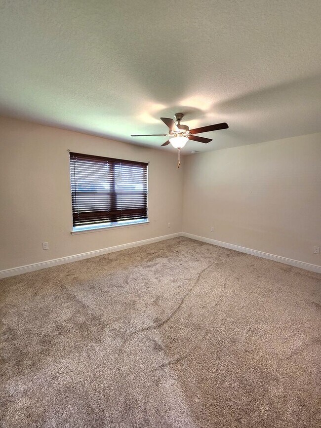 Building Photo - Welcome to this stunning 4-bedroom, 3-bath...