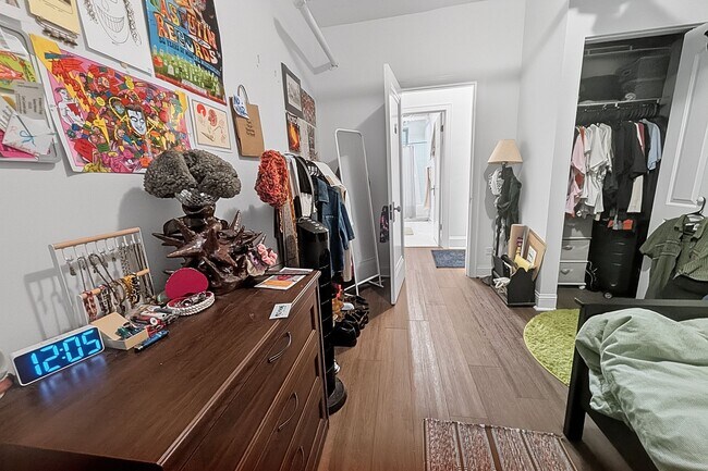 Building Photo - Newly Renovated 1 BR in Loyola on Lovely Quiet Block