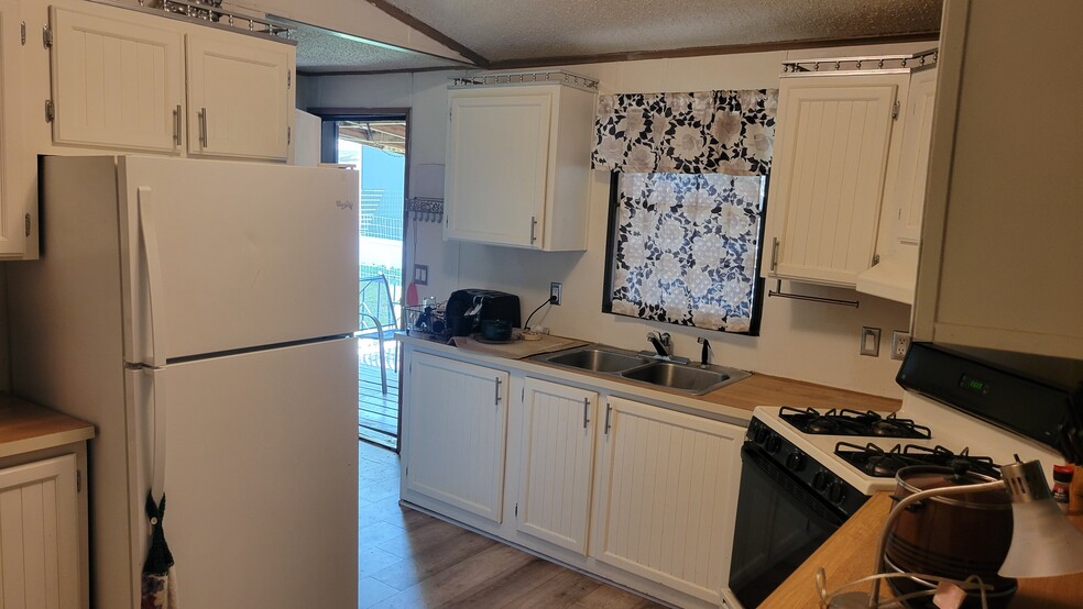 Kitchen with dishwasher - 4200 Cornhusker Hwy