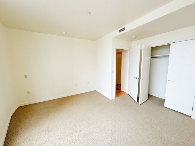 Building Photo - Spacious, open-concept 1-bedroom 7th floor condo in the South Waterfront District.