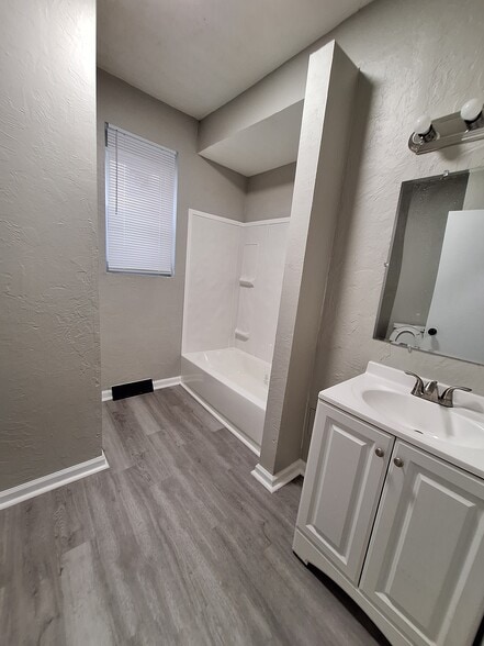 Building Photo - 627 E 2nd Ave