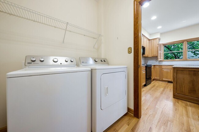Building Photo - Light filled 2 bed, 2.5 bath townhome with garage minutes from UNC