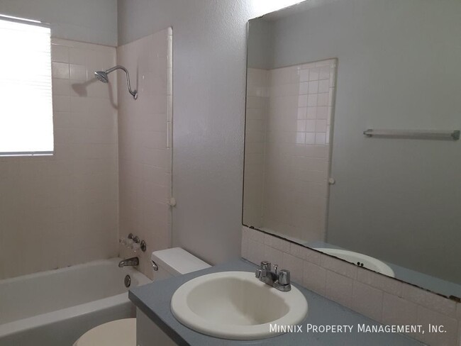 Building Photo - Plainview Apartments 2 Bedroom 1 Bath - Ca...