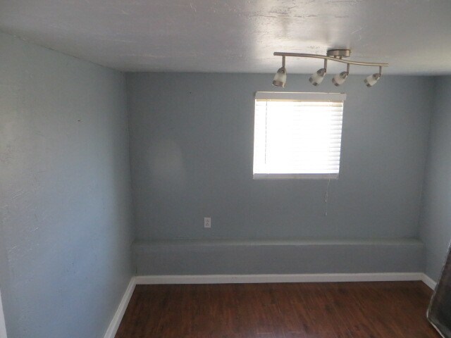 Building Photo - Country Home, 4BR+ Den/2BA, Blt 1960’s - L...