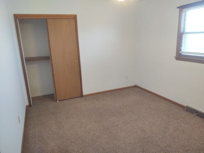 Building Photo - SW 413/415 Milan