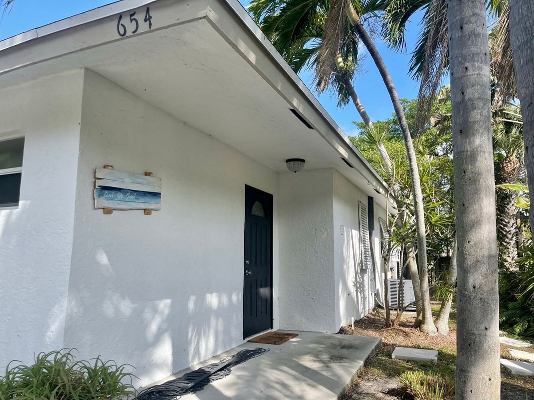 Building Photo - 654 Manor Dr