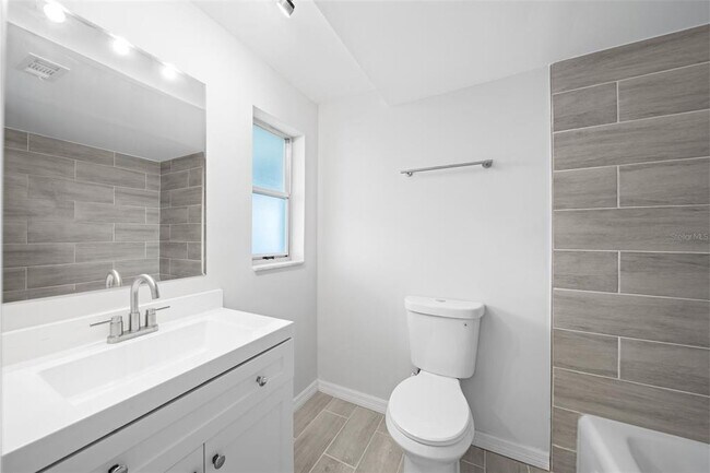 Building Photo - 4725 Cove Cir