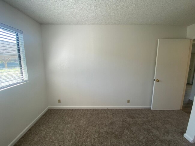 Building Photo - Remodeled 2 Bedroom Apartment - La Tierra Garden Apartements