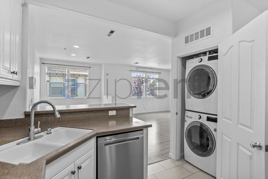 Building Photo - Unit