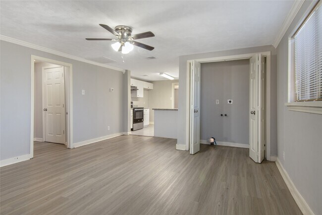 Building Photo - 4401 Elmwood St