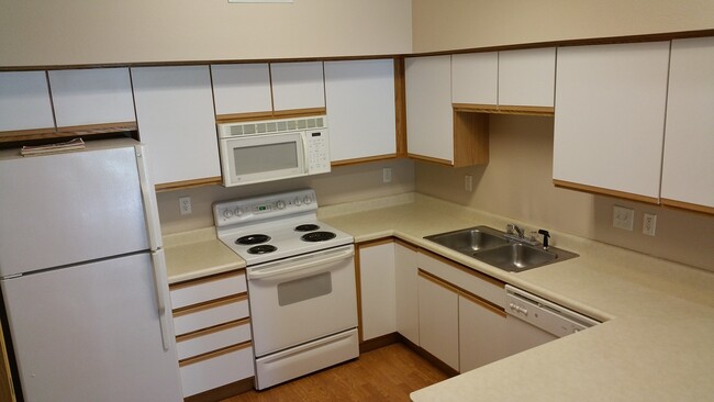 Building Photo - 2 bedroom, 1 bath condo on Iowa City's sou...