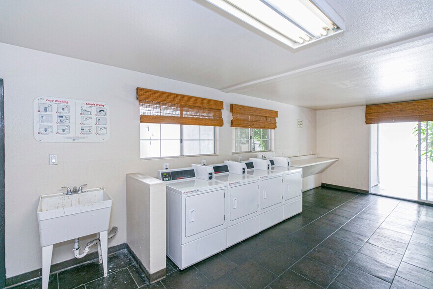 Building Photo - 5525 Canoga Ave