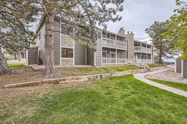 Building Photo - Spacious 1,177 sq ft 3-Bed / 2-Bath Condo ...