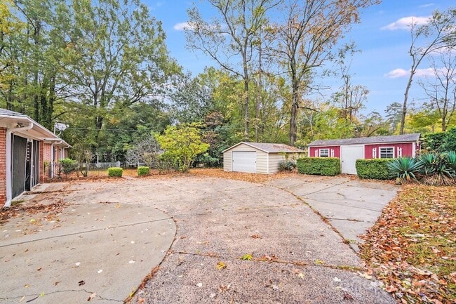 Building Photo - 5600 Riviere Dr