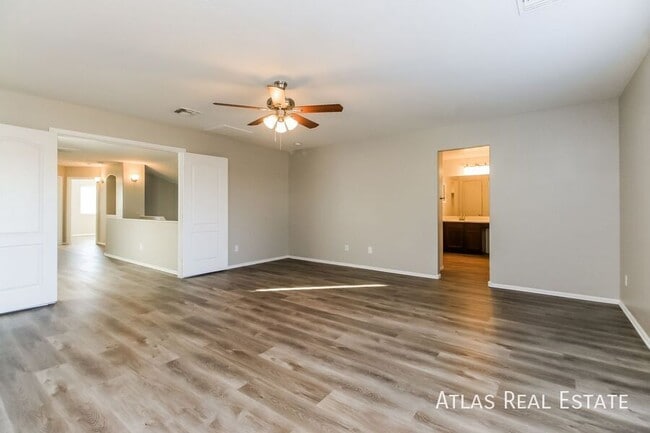 Building Photo - 374 E Daniella Dr