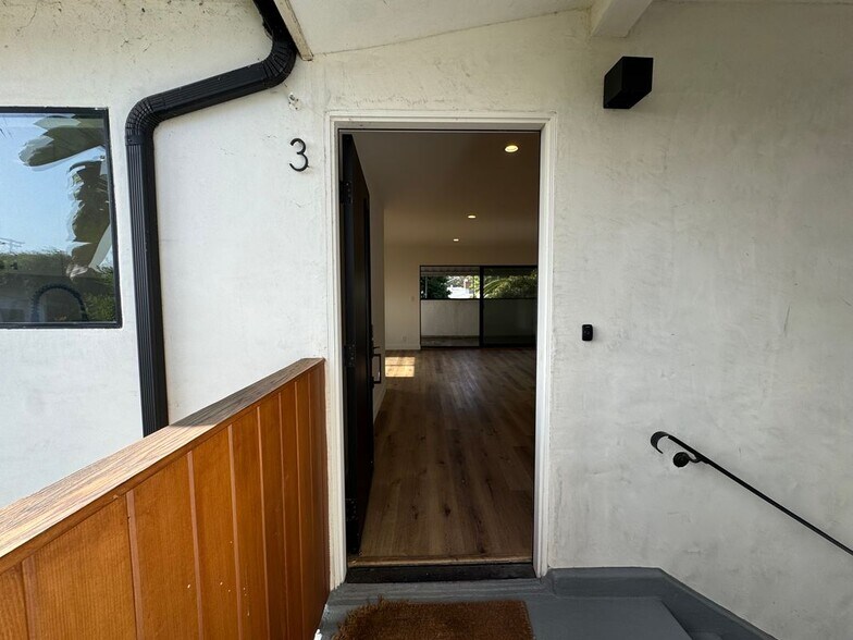 Building Photo - 1347 N Stanley Ave