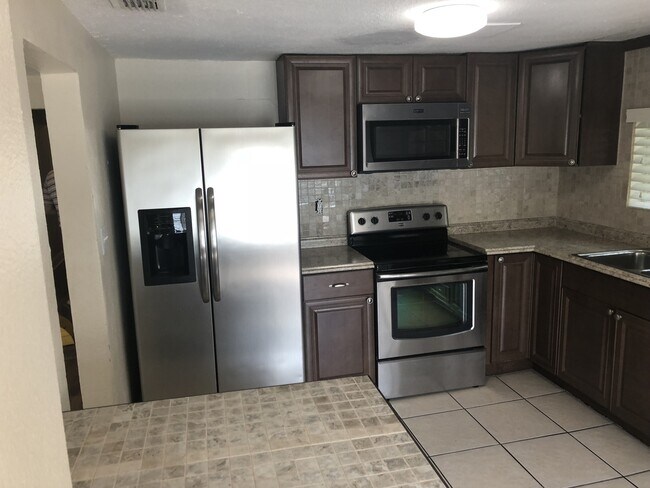 Building Photo - Old West Tampa 4 bedroom Ranch