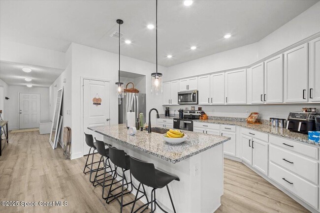Building Photo - 527 Glaspell Cir SE