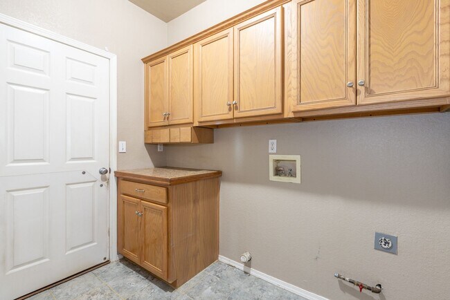 Building Photo - 5 Bed / 2.5 Bath in South Tulsa!