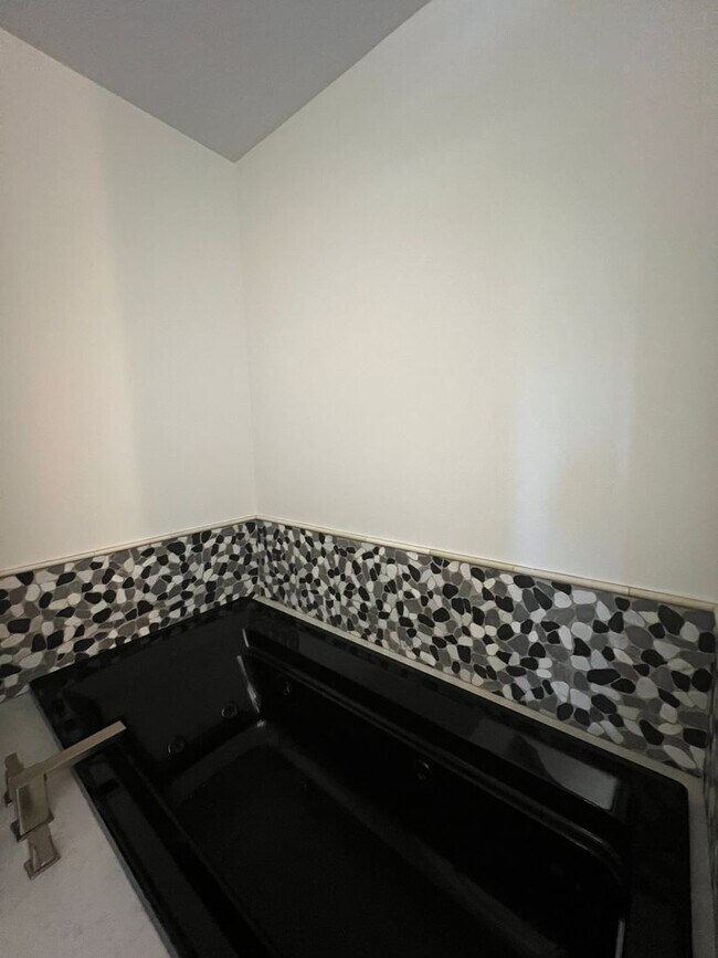 Building Photo - Beautiful Hilltop Country Home with Stunning Views