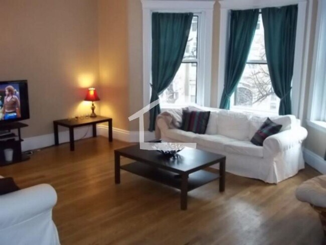 Building Photo - Huge 5 bed steps from BU