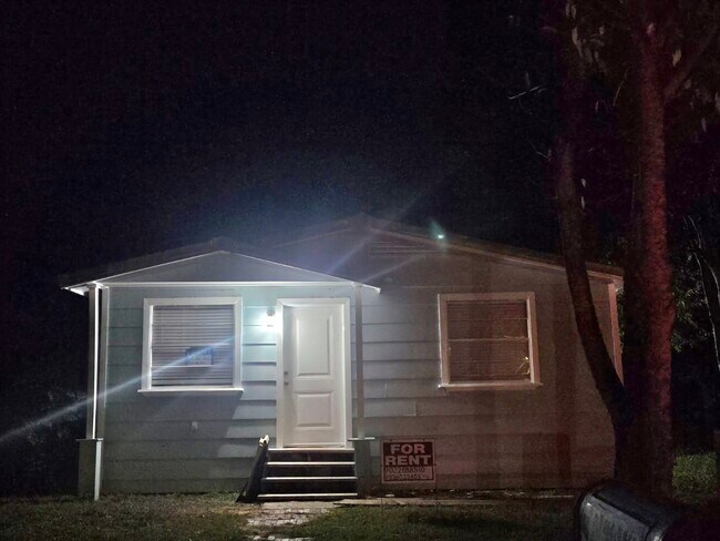 Building Photo - 118 Totem Pole St