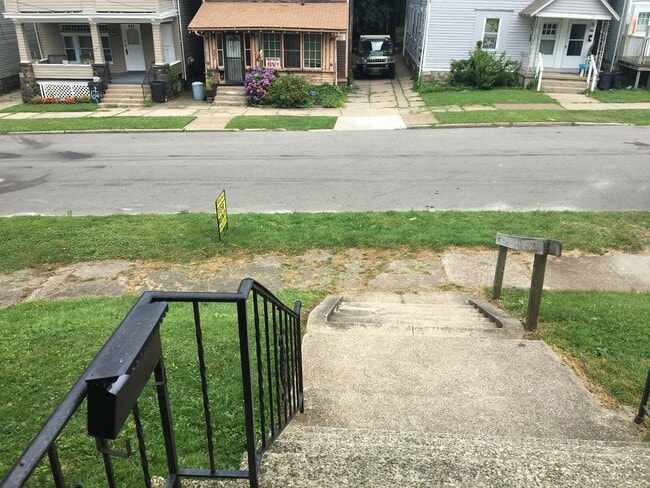 Building Photo - Clean 2BR up with offstreet parking and yard