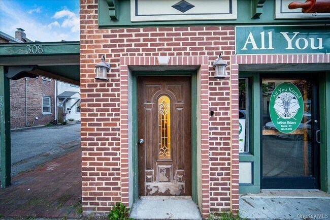 Building Photo - 308 Main St