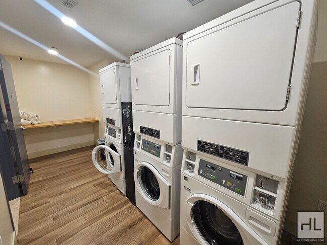 Building Photo - Spacious Studio with Balcony in Modern Bui...