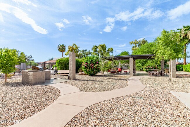 Building Photo - 1402 E Guadalupe Rd