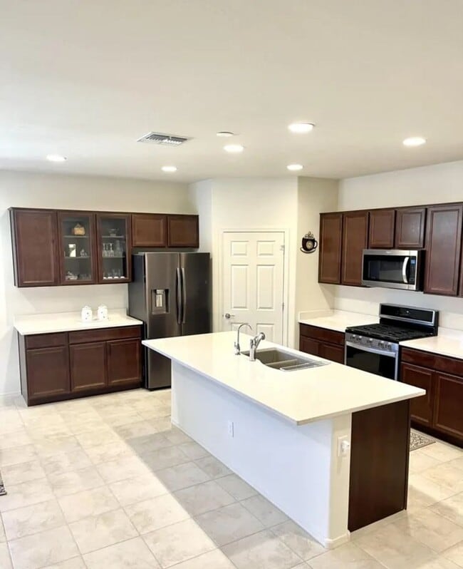 Building Photo - 2022 Built Single-Level 4Bedrooms/3Baths Stunning Home!!