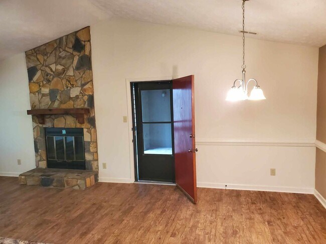 Building Photo - 2 Bedroom, 2 Bath Apartment