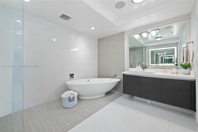 Building Photo - 300 Sunny Isles Blvd