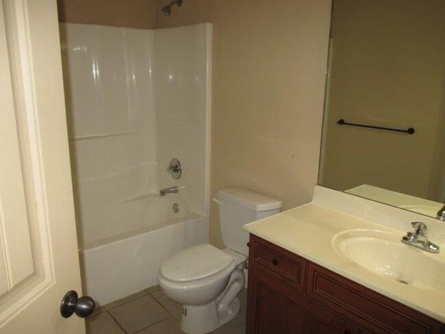Building Photo - 3 Bedroom Ozark Home in Wonderful Neighbor...