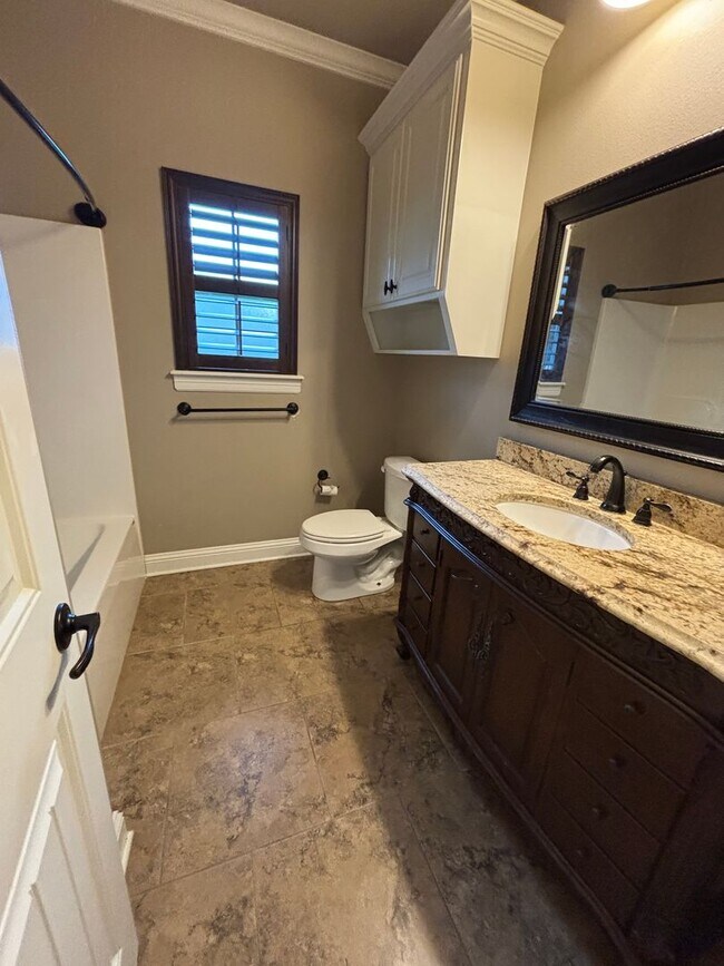 Building Photo - Large 4 Bedroom Home in Benton
