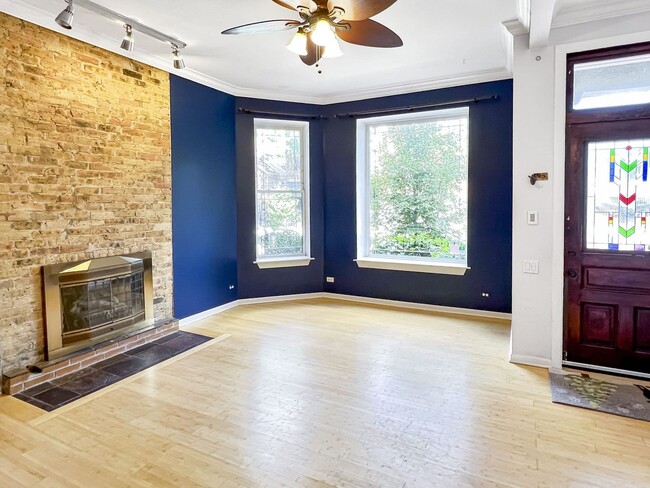 Building Photo - 2649 W Evergreen Ave