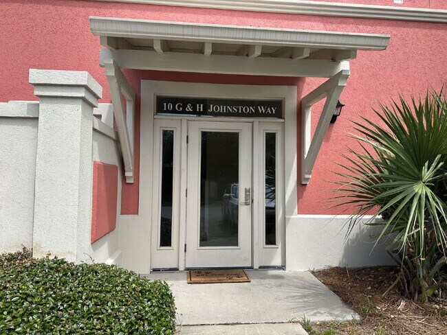 Building Photo - Beautiful Two Bedroom Fully Furnished Townhome Located in Bluffton Village!