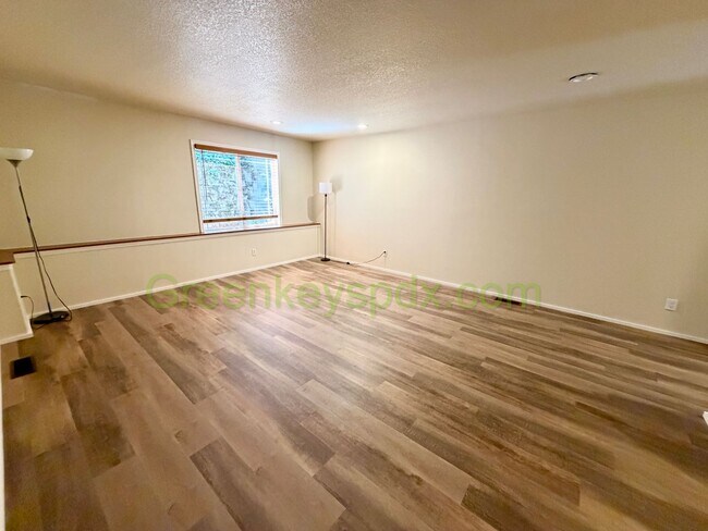 Building Photo - 1032 SW Halsey St
