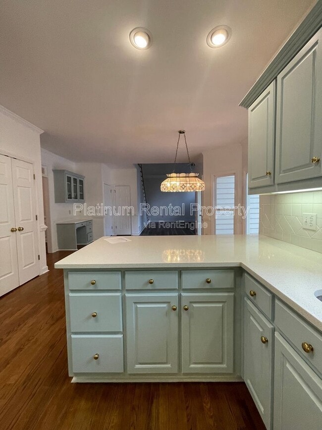 Building Photo - 870 Ingleside Dr