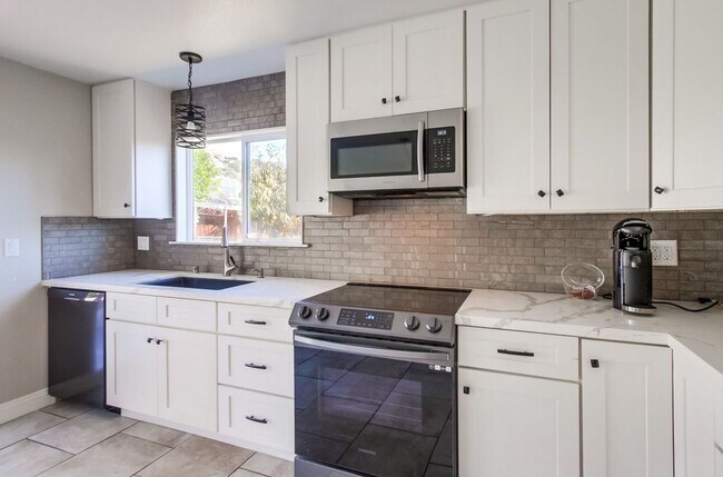 Building Photo - Single Level Poway Home on a Corner Lot