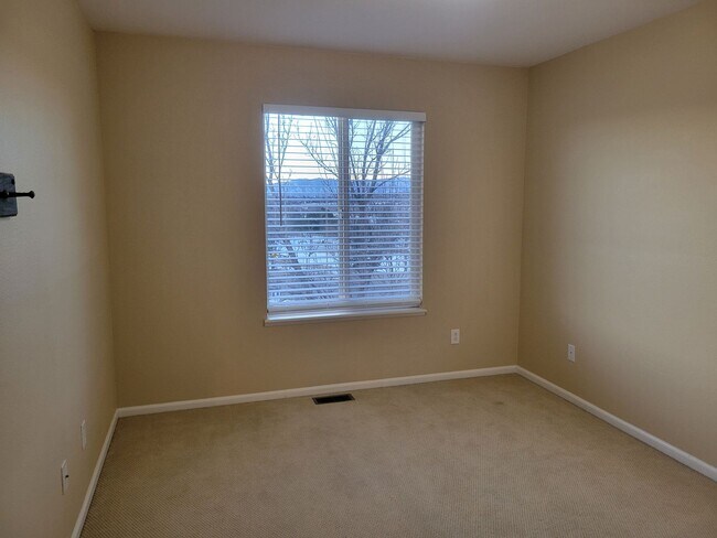 Building Photo - 3 Bedroom, 2.5 Bath Home with A/C - Availa...