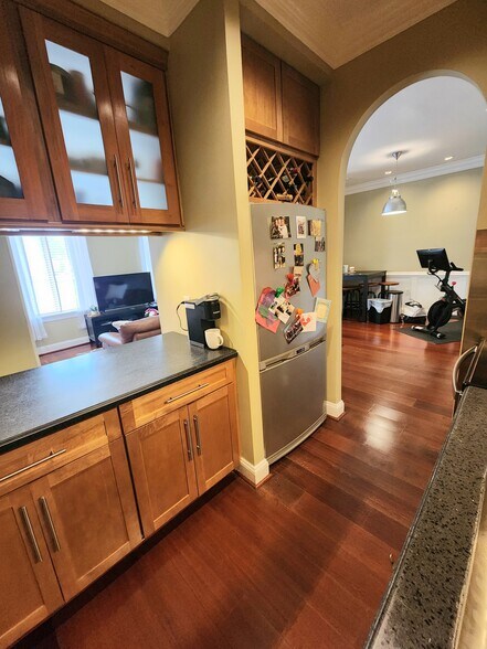 Building Photo - 8 Andrew Pl