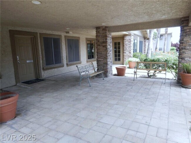 Building Photo - Updated First-Floor Unit | Granite Counter...