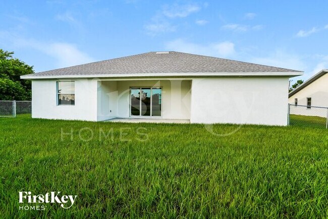 Building Photo - 741 Chestnut St E