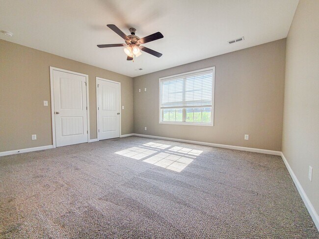 Building Photo - Two Bedroom with Garage on Exit 11!