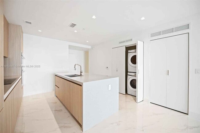 Building Photo - Northeast 24th Street, Miami, FL 33137 - 2 BR 2 BA condo