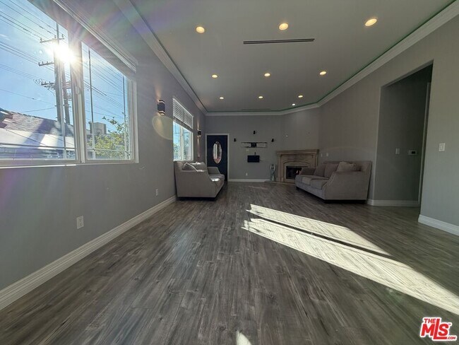 Building Photo - 10006 Samoa Ave