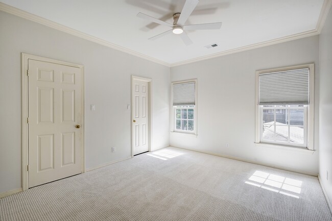 Building Photo - 2709 Wroxton Rd