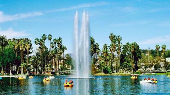 Building Photo - 2 bed / 1 bath apartment in Echo Park is now available - Parking and in-unit laundry!