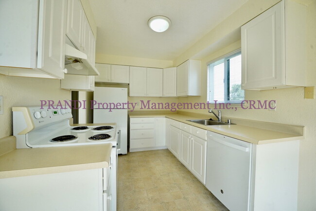 Building Photo - Charming Novato Apartment with Great Light...